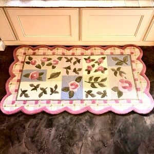 HOME TRENDS Rose Wedding Accent Rug Hand Tufted Pink/Cream Scallop Edge 48x27”